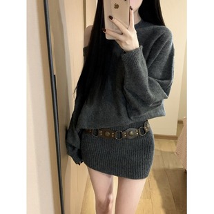 慵懒针织连衣裙2026毛衣秋冬收腰斜肩显瘦短裙打底新款露肩短款