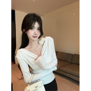 温柔绝美立体花朵长袖t恤女秋冬新款不规则荡领露锁骨打底衫上衣