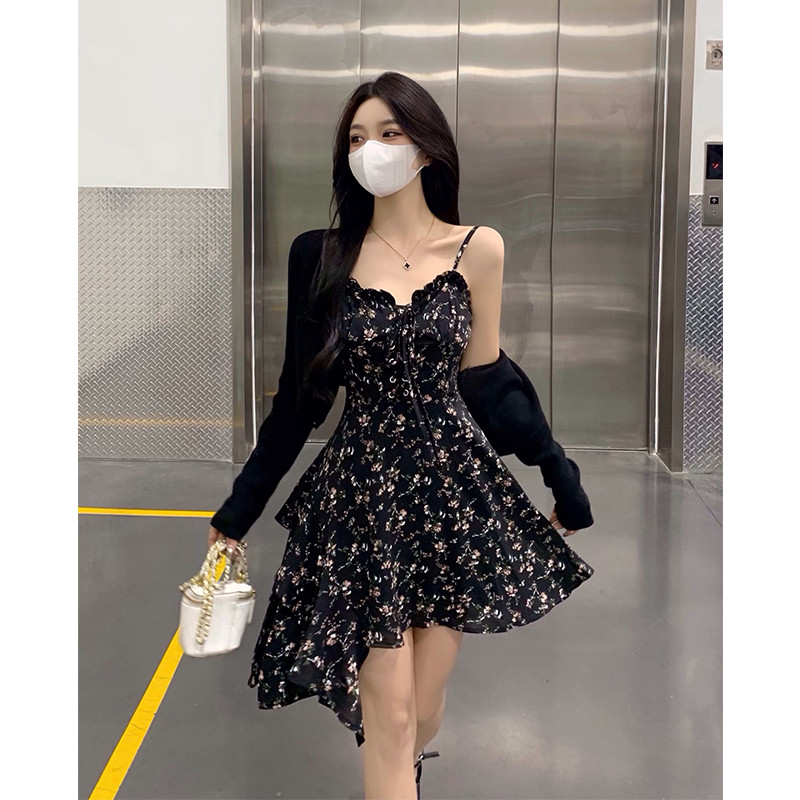茶歇法式纯欲不规则黑色碎花吊带连衣裙女夏季收腰性感短裙小个子