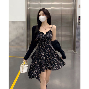 茶歇法式纯欲不规则黑色碎花吊带连衣裙女夏季收腰性感短裙小个子