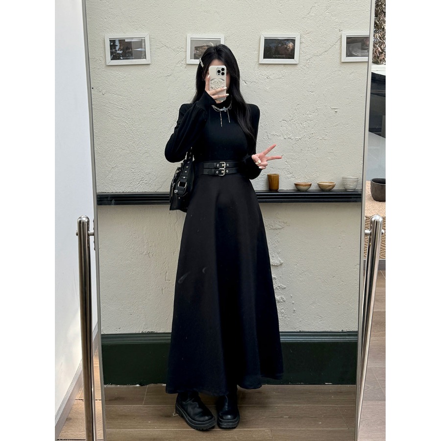 赫本风黑色长袖连衣裙子女秋冬季新款打底收腰显瘦半高领小黑长裙