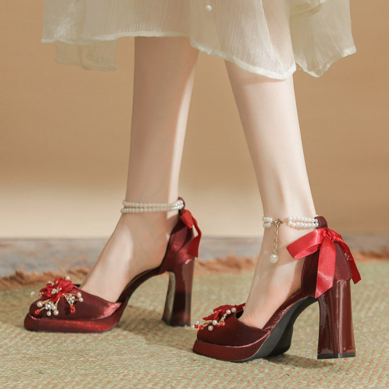 小个子红色秀禾婚鞋高跟鞋不累脚包头凉鞋女夏外穿中空粗跟单鞋女