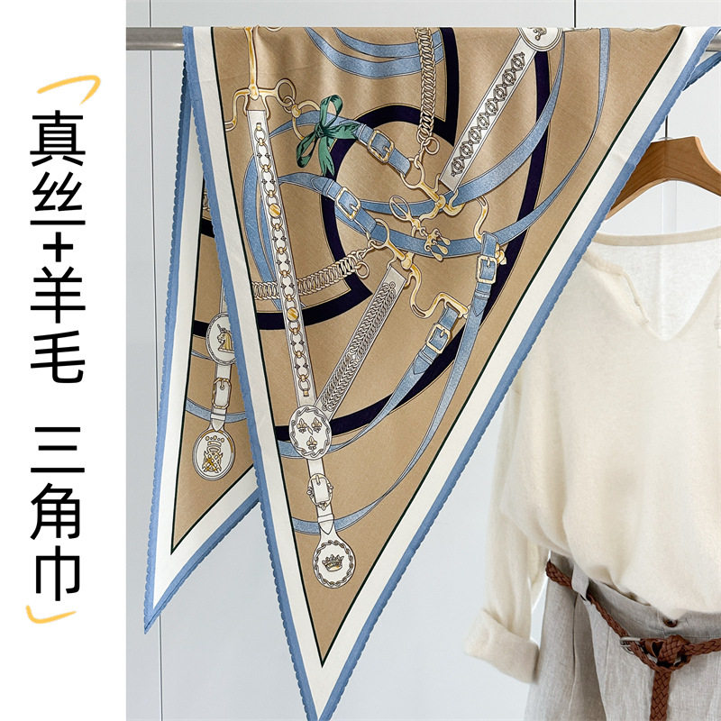 时尚百变丝毛三角巾真丝羊毛双面印花同色披肩出行围巾空调房披肩