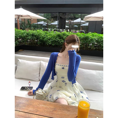 白色吊带连衣裙夏海边度