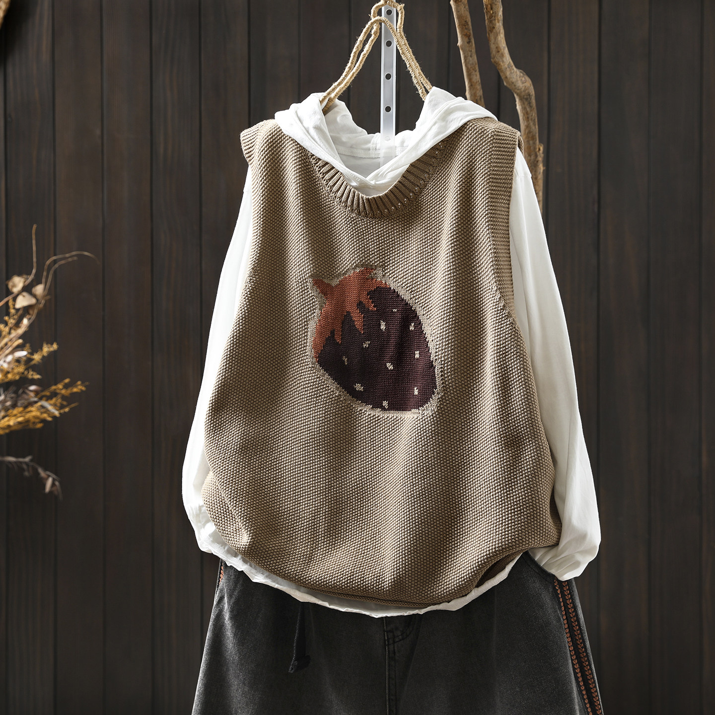 马甲2025正流行秋新款女士草莓棉线针织时尚无袖文艺森系叠穿马夹,女装/女士精品,马夹,淘宝优惠券,粉丝福利购,淘宝优惠卷