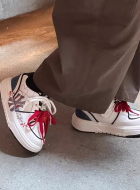 儿童板鞋2026春秋新款女童低帮时尚小白鞋男童撞色防滑软底运动鞋