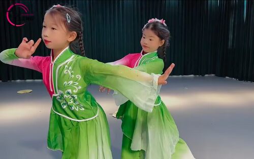 儿童茉莉花开古典舞演出服女童秧歌服飘逸扇子伞舞民族舞蹈服新款