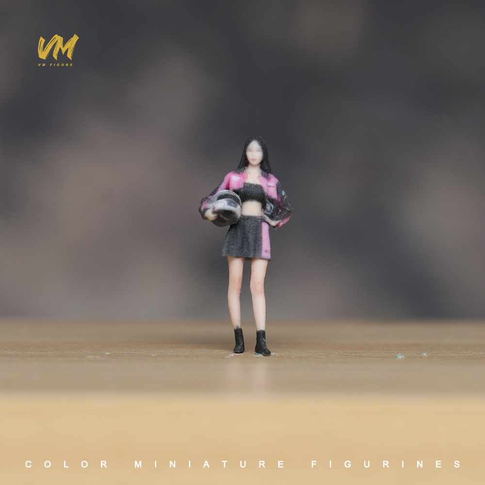 现货1/64抱着头盔的机车美女微缩场景模型搭配3D彩色打印摆件人偶