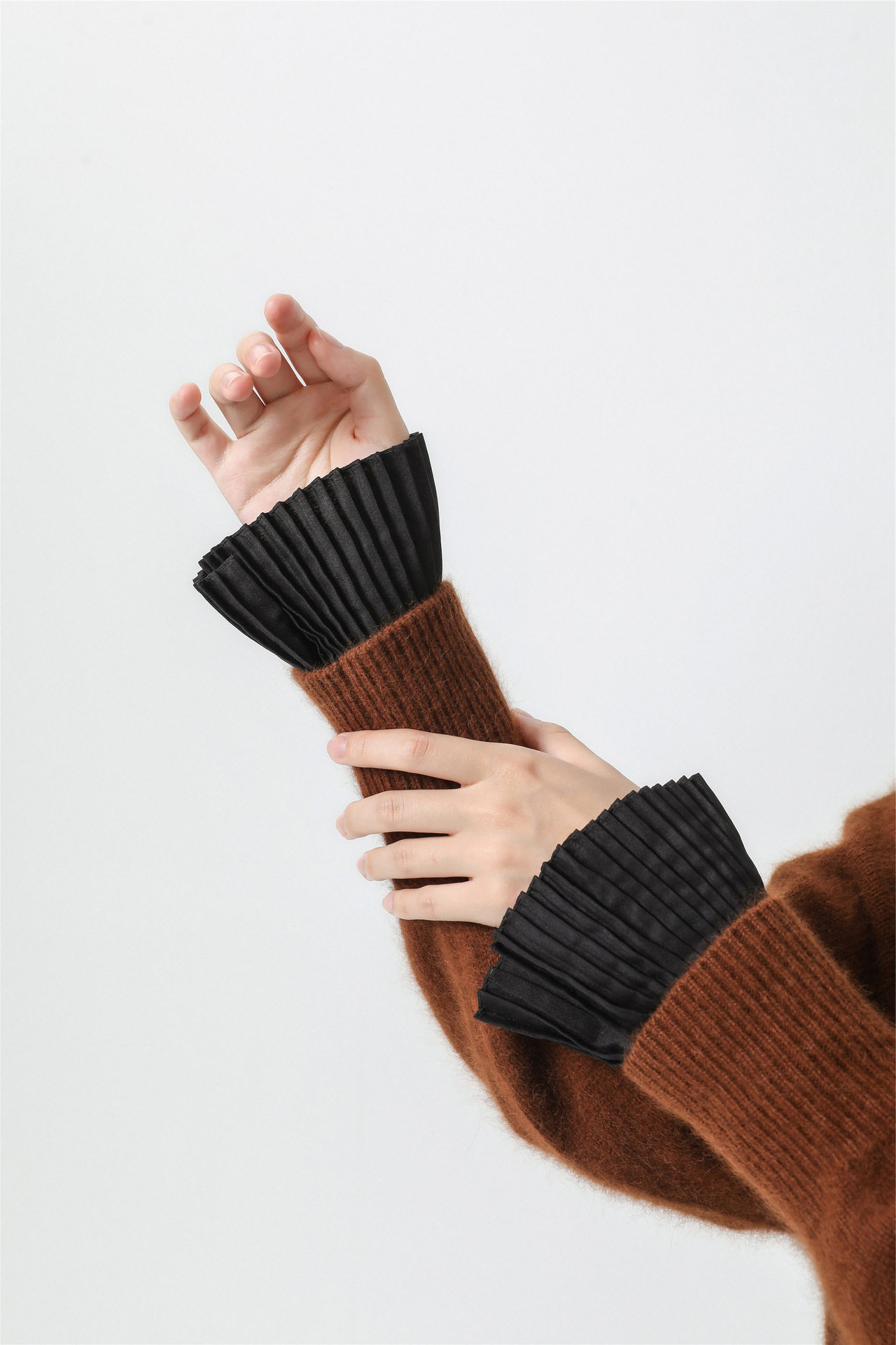 DECORATIVE FALSE SLEEVES WOMENS RETRO ACCORDION PLEATED PLEATED BLACK WHITE SHIRT FALSE SLEEVES SWEATER SWEATER ACCESSORIES FALSE CUFFS
