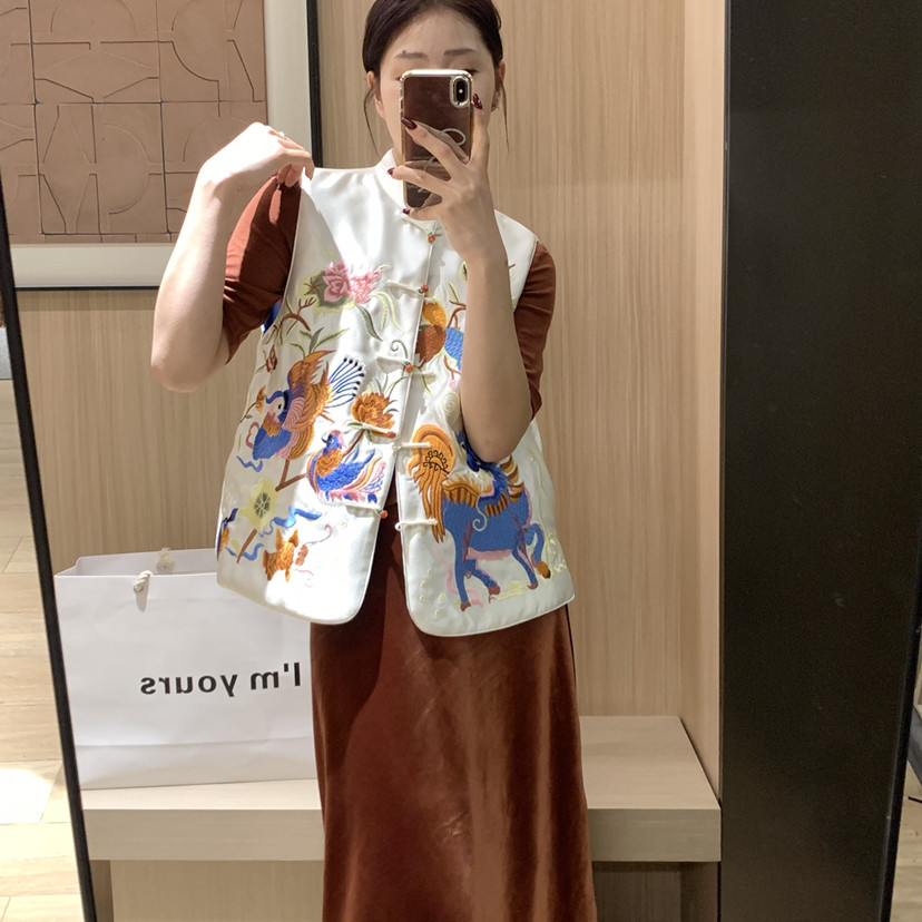 王奕可amzg新中式图案刺绣立领盘扣马甲（含15羊毛）9309