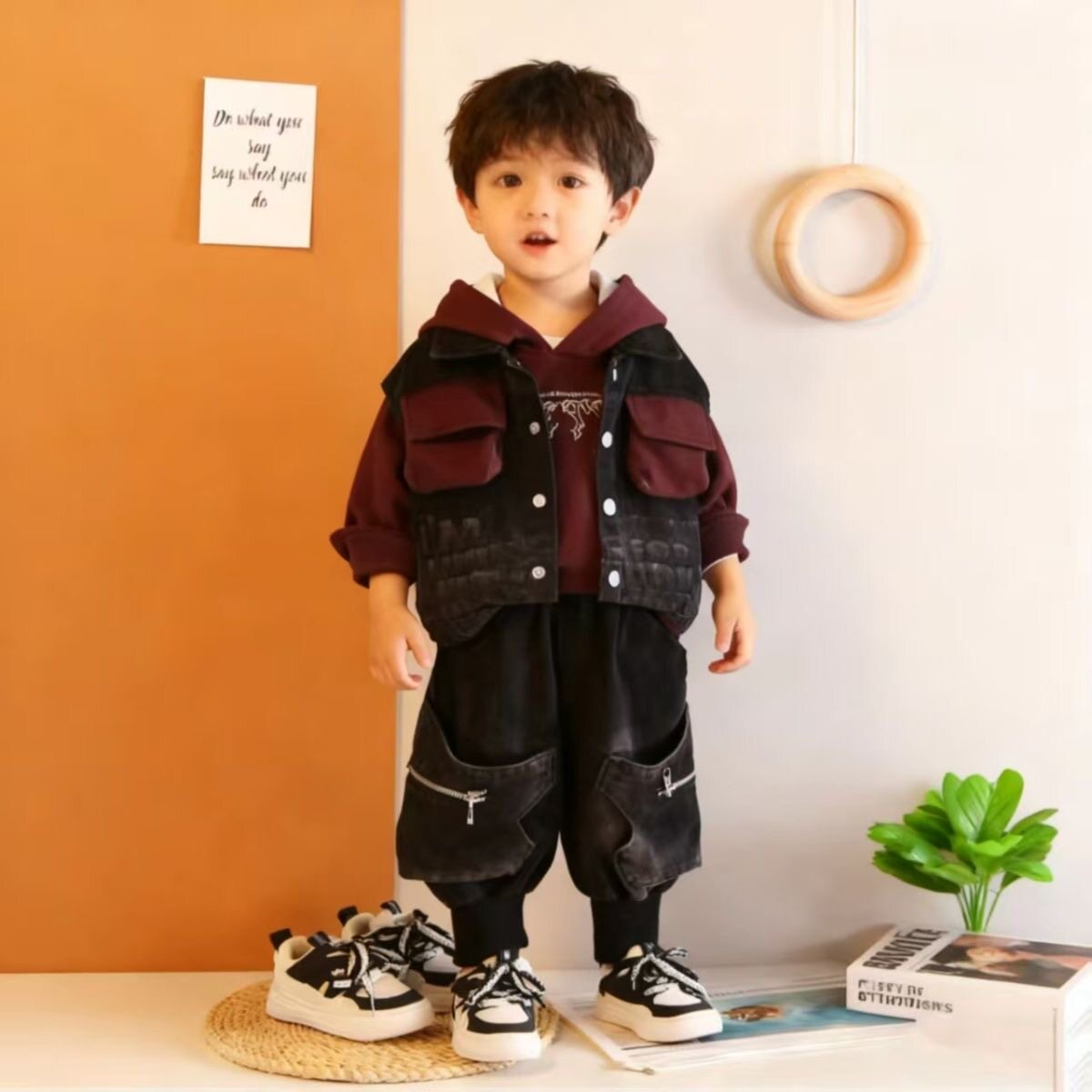 儿童套头卫衣牛仔马甲裤子2026新款三件套长袖男童春秋套装