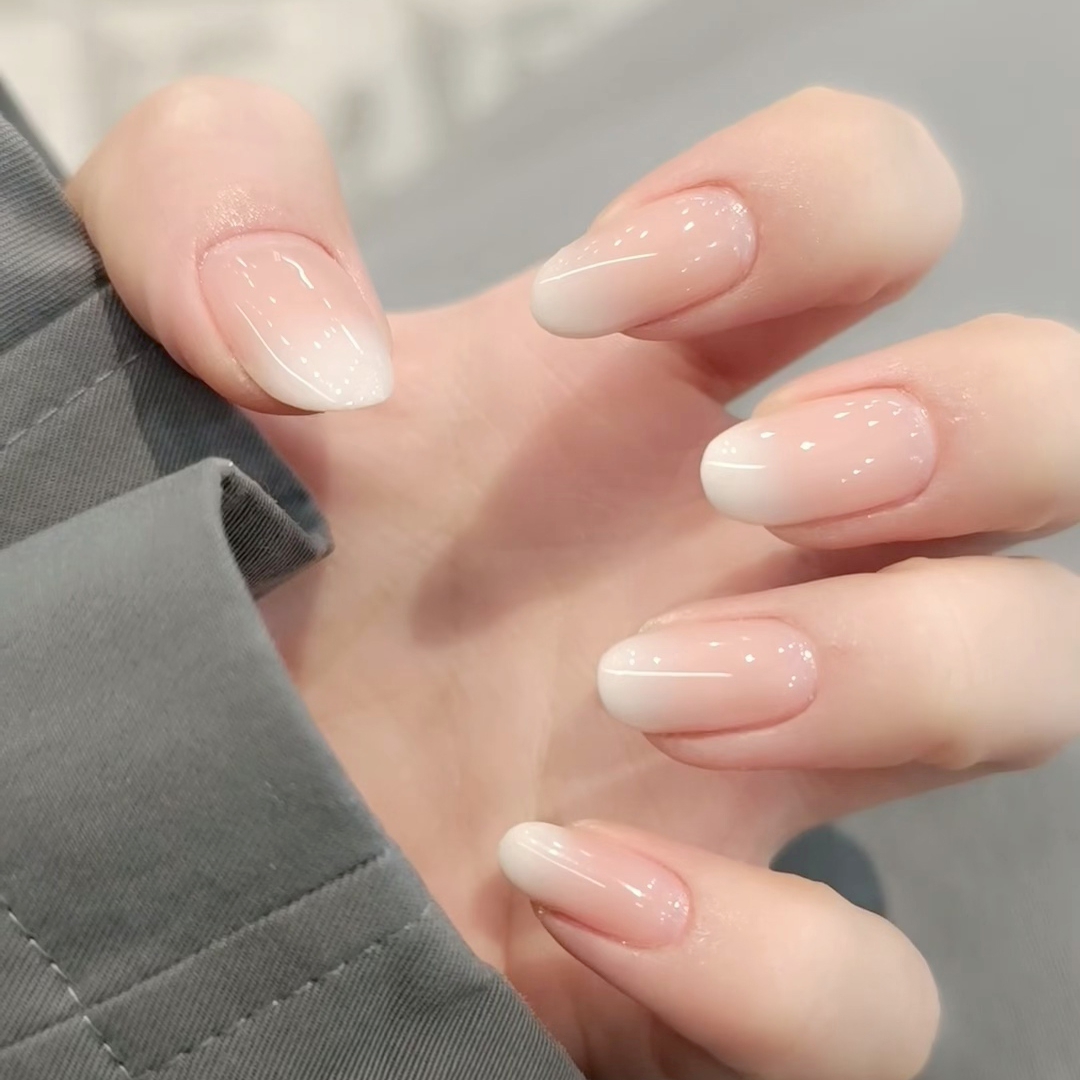 2025年新款简约裸色渐变穿戴甲短款百搭日常通勤美甲成品手工定制