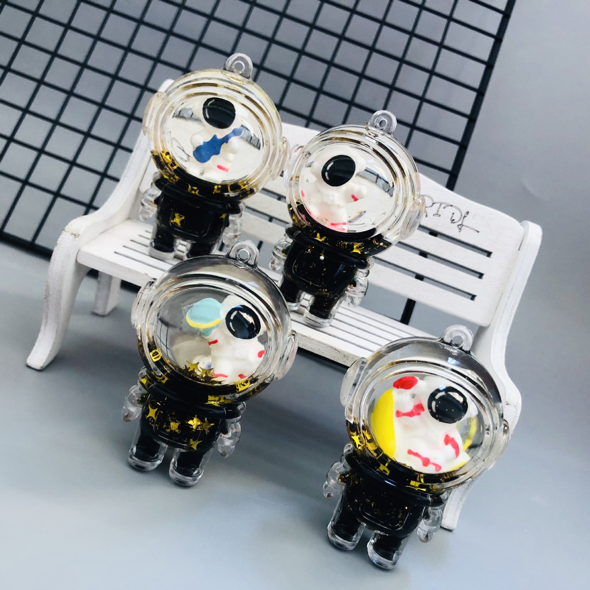 新款卡通黑金宇航员公仔入油漂流瓶钥匙扣可爱包包挂饰太空人挂件