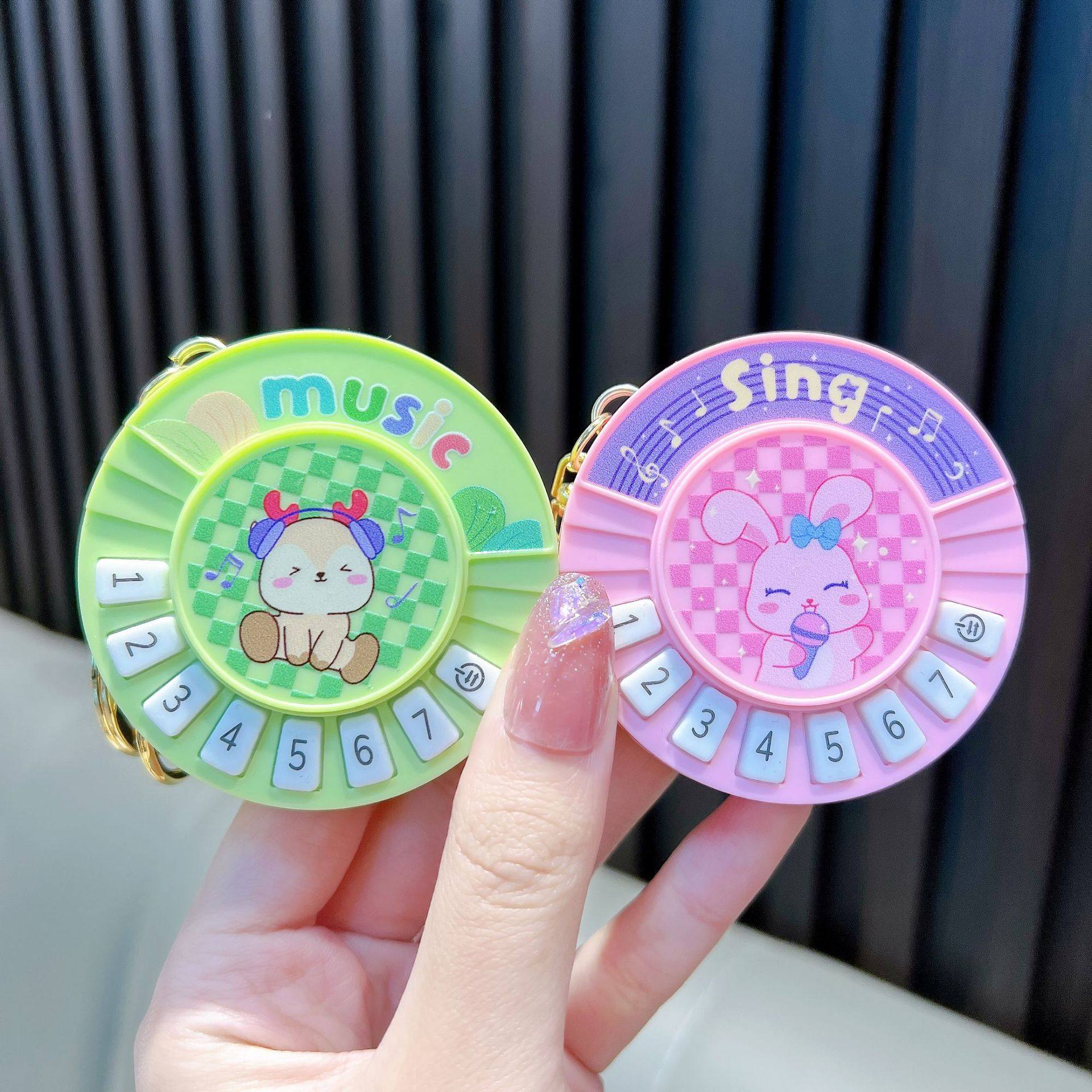 创意小动物圆形游戏机钥匙扣兔子小熊发光钢琴包包钥匙挂件解压玩