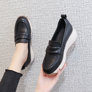厚底妈妈鞋2025秋新款一脚蹬乐福鞋真皮舒适休闲女鞋中年坡跟单鞋