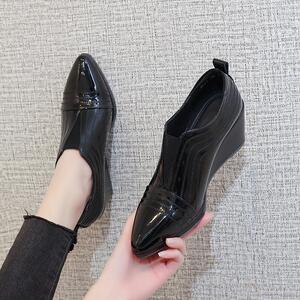 坡跟单鞋女2025春季新款一脚蹬尖头漆皮真皮轻便舒适小个子女皮鞋