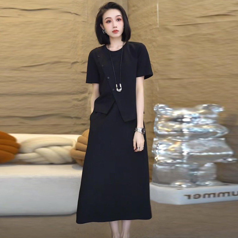 洋派减龄高级感套装女2026年夏季新款不规则圆领上衣半身裙两件套