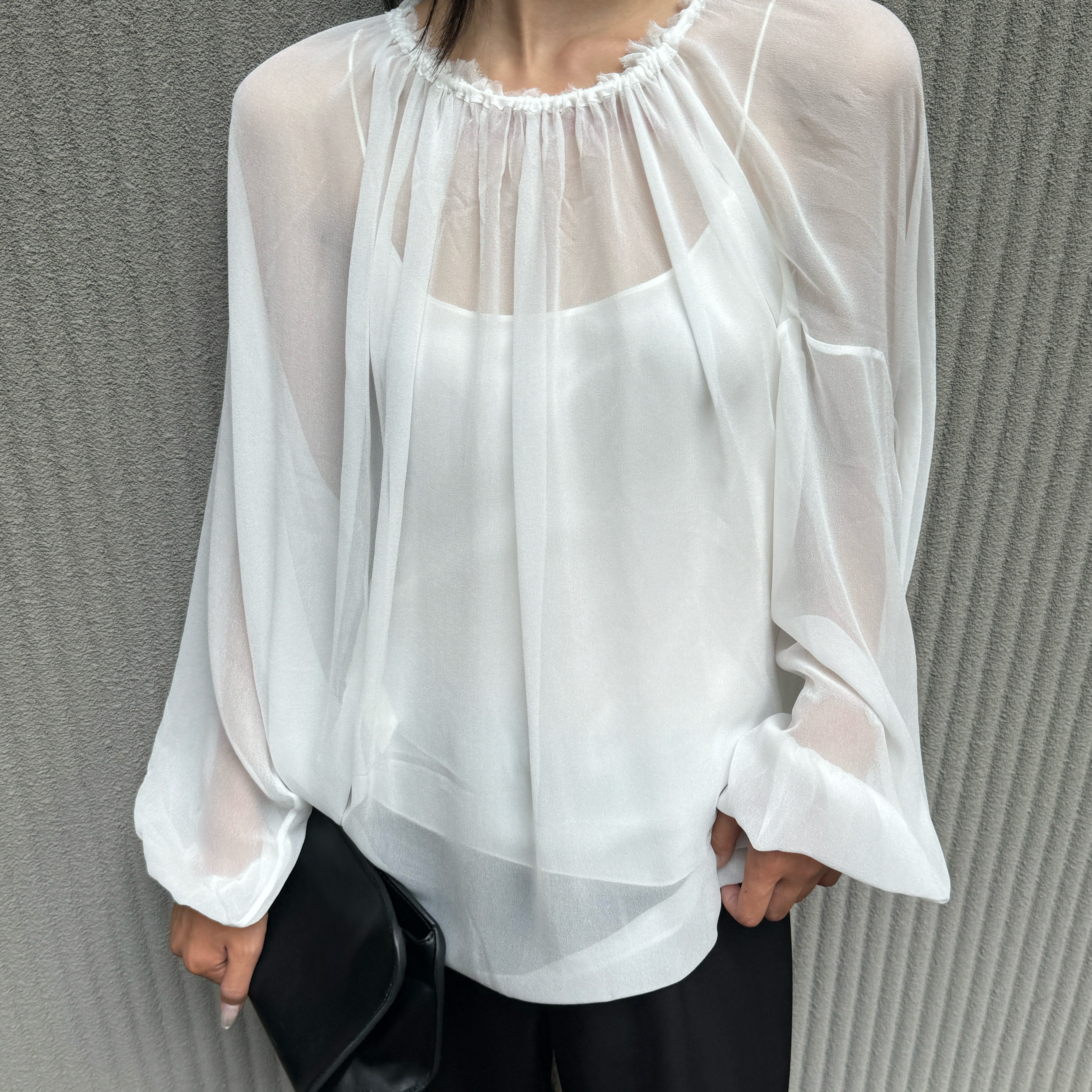 BUSHE前后两穿造型领抽褶微透空气衫白色雪纺上衣圆领喇叭袖上衣