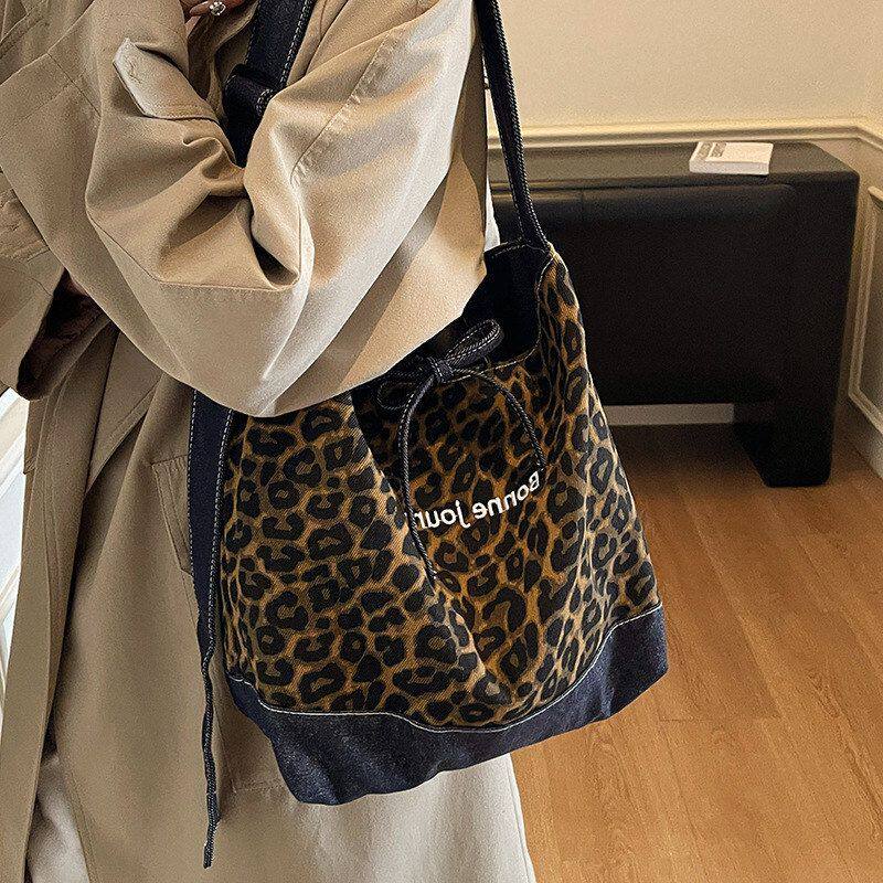 轻便布包新款2026水桶包豹纹百搭大容量女牛仔单肩包包斜挎包休闲