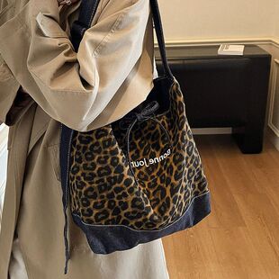 轻便布包新款2026水桶包豹纹百搭大容量女牛仔单肩包包斜挎包休闲