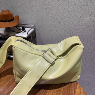 小众包包大容量学院风单肩斜跨包上课包百搭休闲包韩版宽肩带书包