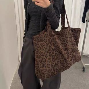 2025高级感秋冬新款豹纹包复古通勤单肩托特包韩国大容量百搭女包