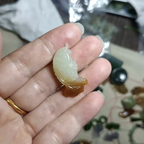 天然和田玉鲤鱼吊坠晴年年有余玉坠男女款糖白玉石吉祥物挂件玉佩