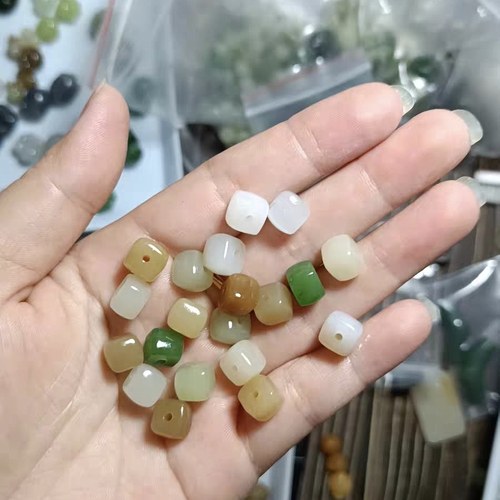 天然和田玉小方糖卡8mm单颗散珠子方形桶珠挂件新疆玉石diy配饰品