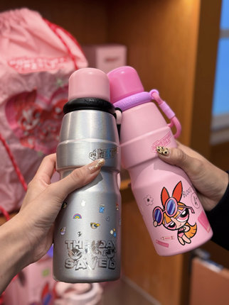 正品代购奈雪的茶联名飞天小女警保温杯行李牌冰箱贴徽章竹蜻蜓