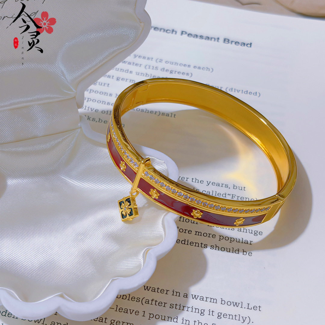 金色同款沙金红色四叶花卡扣手镯轻奢时尚复古高级感卡扣手镯手环