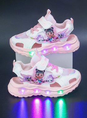 闪灯哪吒傲丙儿童凉鞋女宝亮灯鞋软底包头公主凉拖发光沙滩鞋凉童