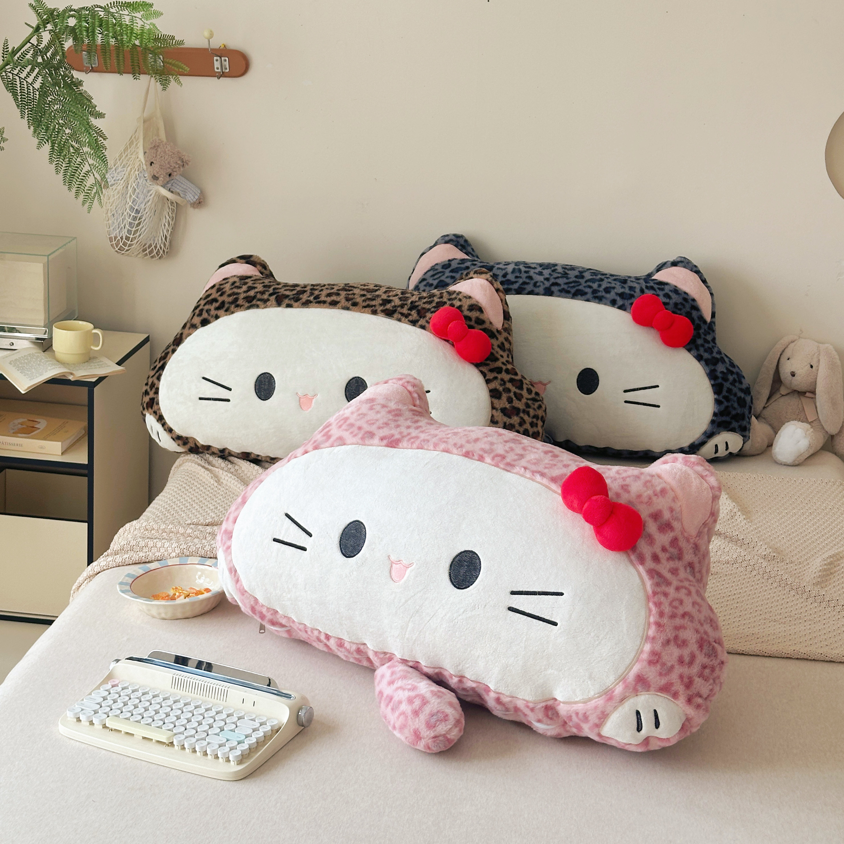 HelloKitty豹纹毛绒床头靠垫抱枕