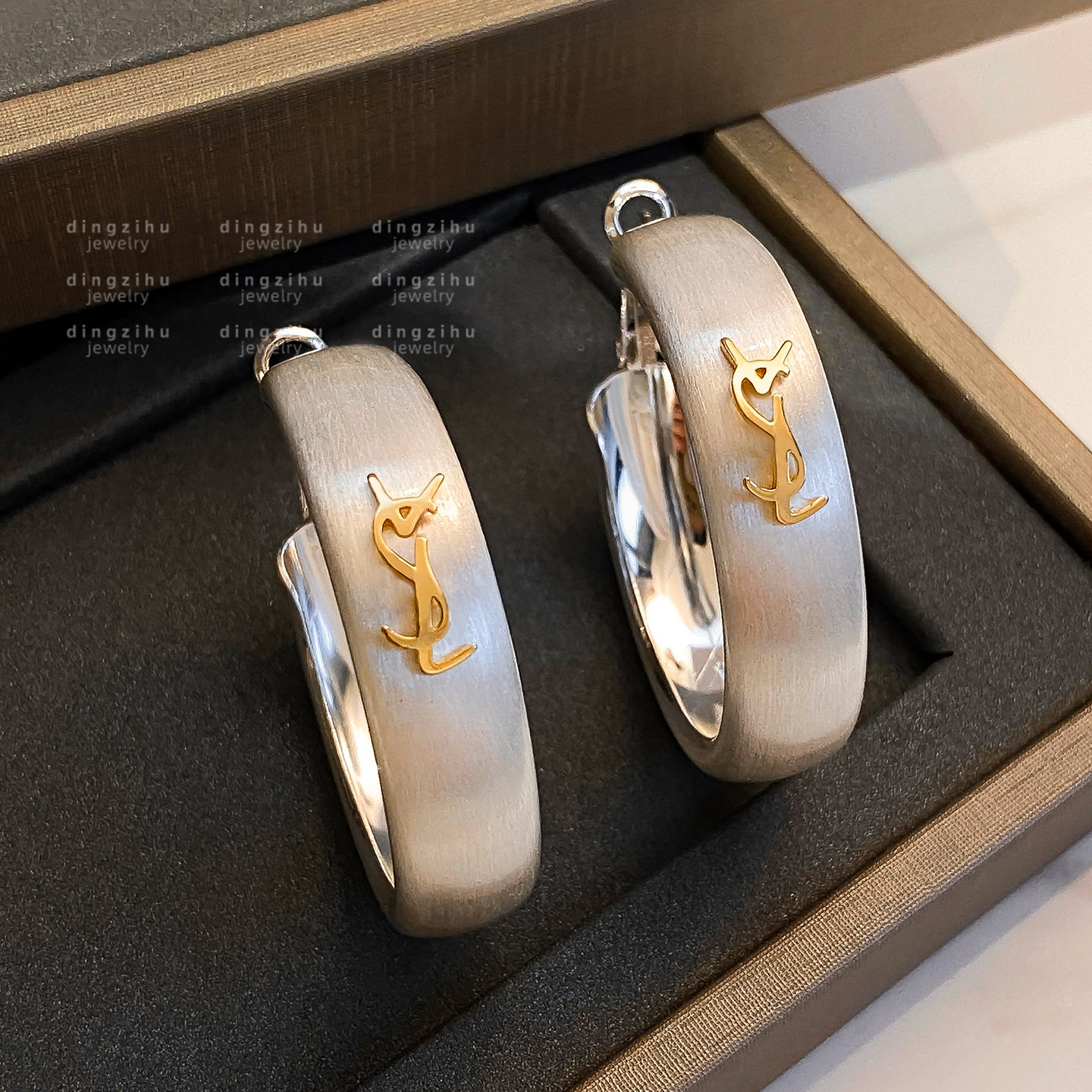 夸张大圈圈耳环女士欧美优雅气质高级感轻奢耳圈银色字母拉丝耳饰