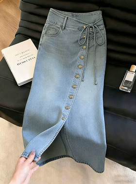 蓝色排扣设计感半身裙女2026夏季新款时髦蝴蝶结绑带开叉牛仔裙子