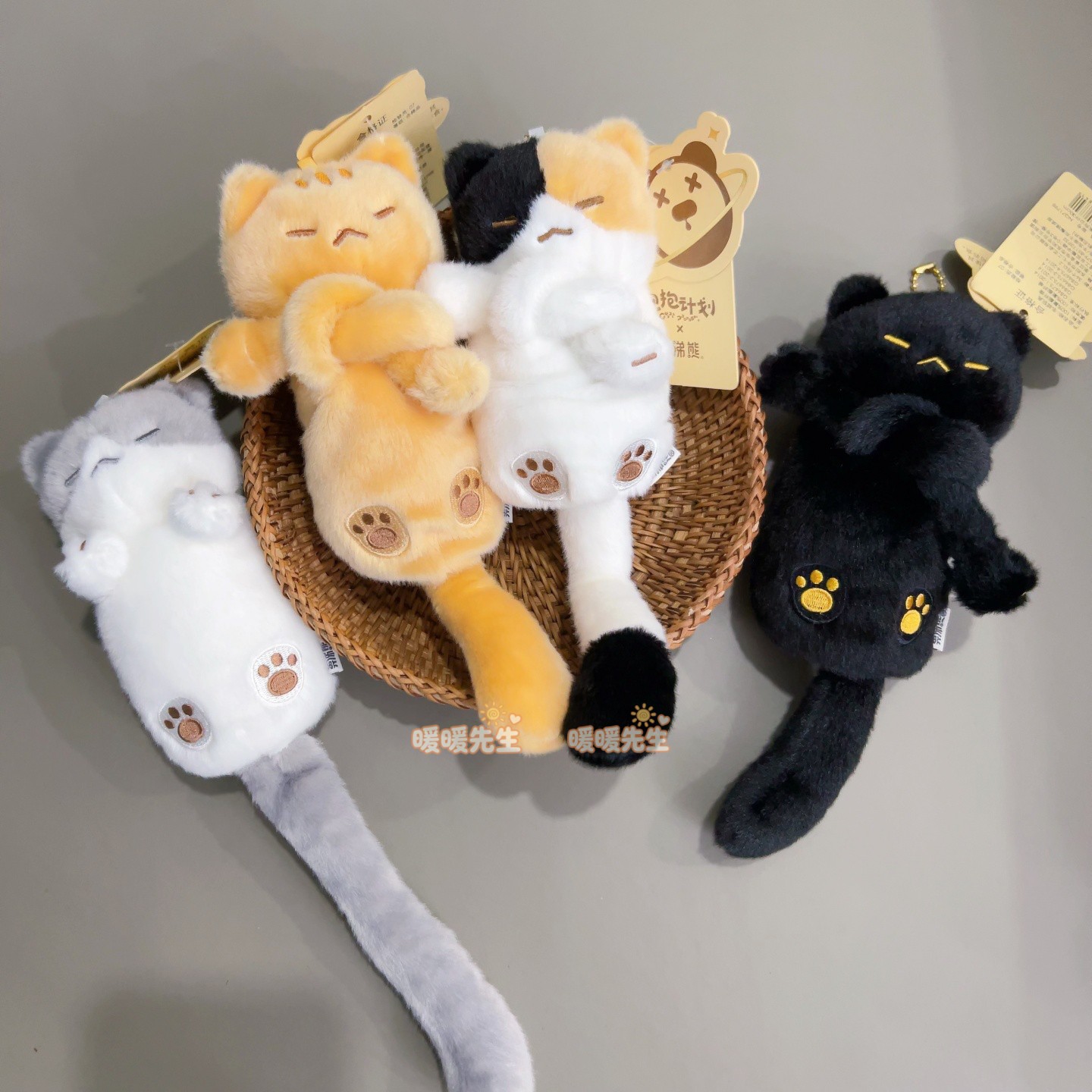 鼻涕熊可爱长尾巴抽拉猫条毛绒玩偶包挂件创意猫咪公仔书包挂饰猫