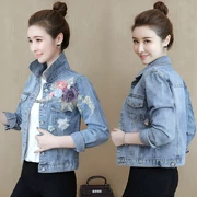 Áo khoác denim nữ mùa thu 2019 mới làn sóng thời trang Hàn Quốc áo lưới thêu ngắn màu đỏ ngắn thêu nặng - Áo khoác ngắn