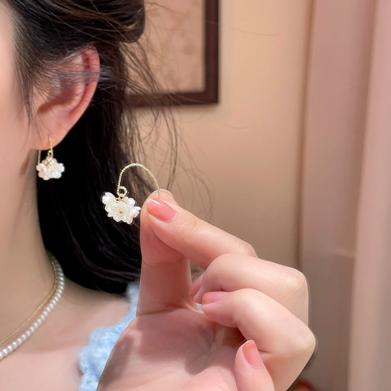 2025新款超仙白色花朵花瓣耳环女韩国法式气质温柔度假风耳坠耳饰