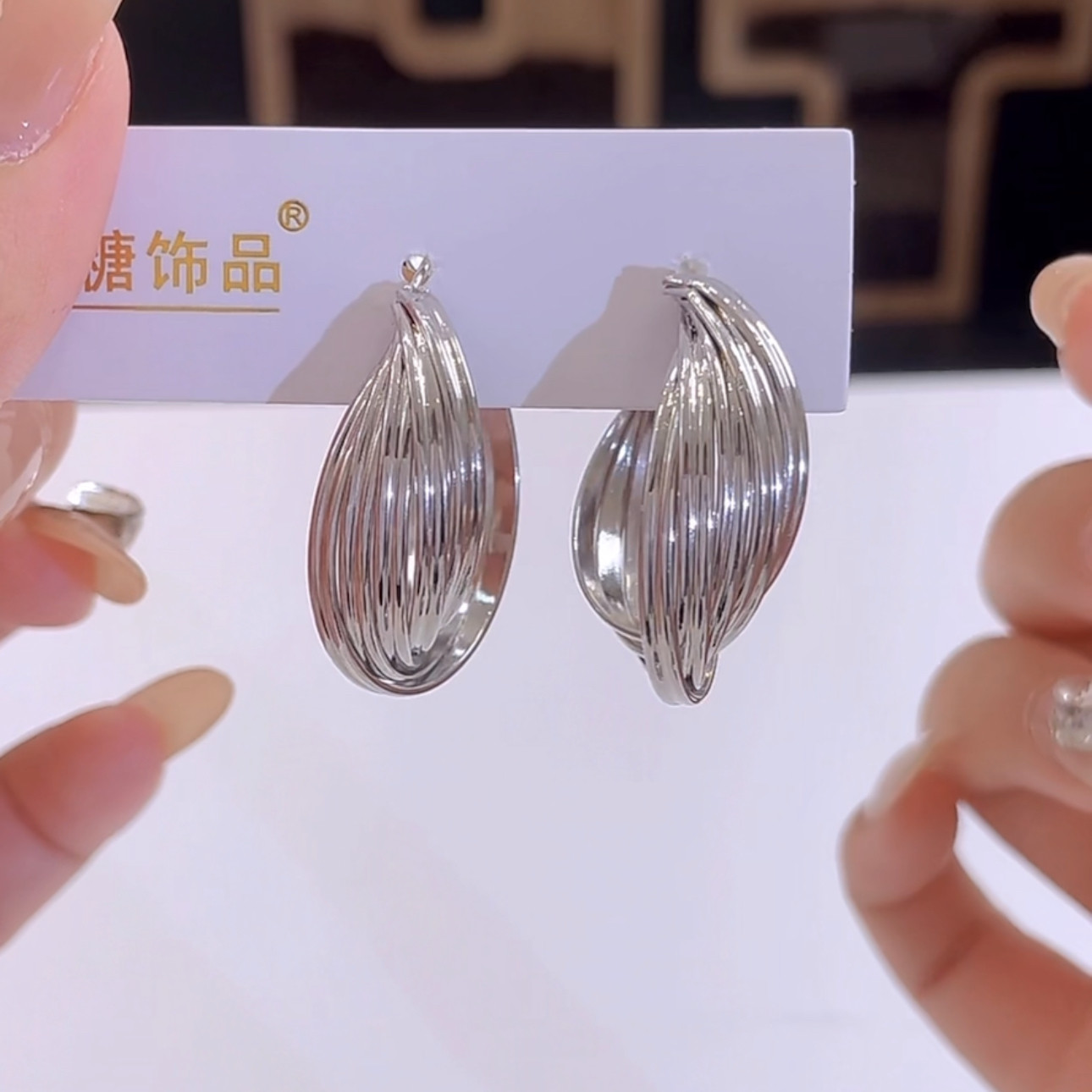 欧美个性夸张金属风扭曲耳圈女s925银针气质时尚高级感耳环耳扣女