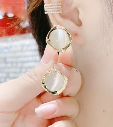 白色几何方形猫眼石耳钉