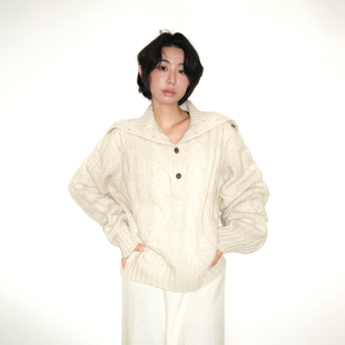 Call me Blue 复古翻领半门襟羊毛混纺麻花粗针毛衣