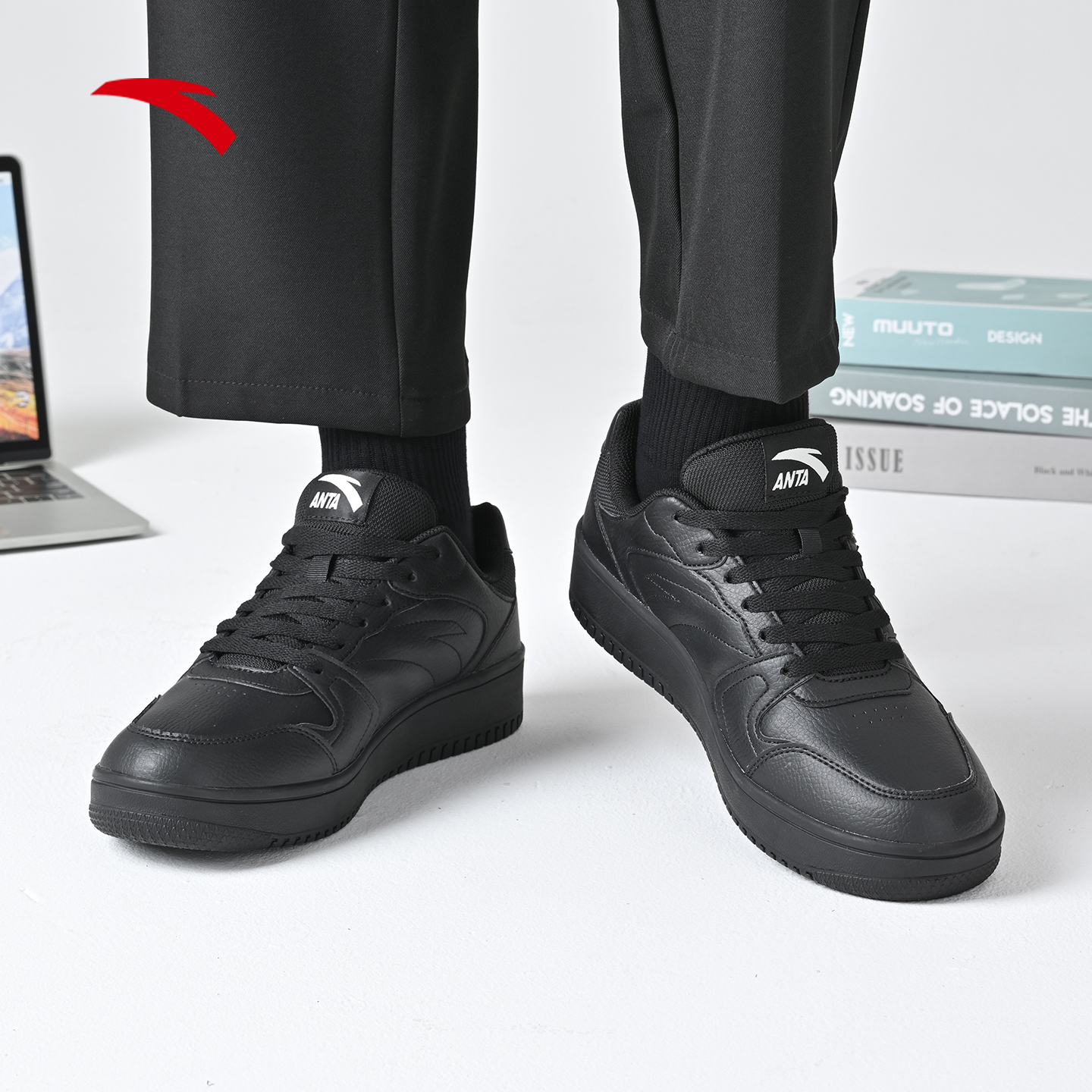 安踏低帮板鞋男士黑色黑武士鞋子