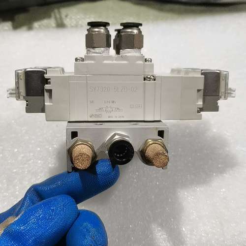 电磁阀SY7320-5LZD-02一组，实物图，三