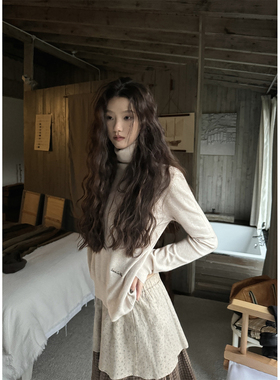 JMWOMEN 奶杏色简约小logo刺绣高领针织毛衣女冬修身软糯打底上衣