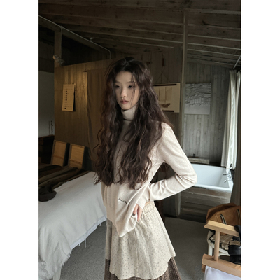 JMWOMEN 奶杏色简约小logo刺绣高领针织毛衣女冬修身软糯打底上衣