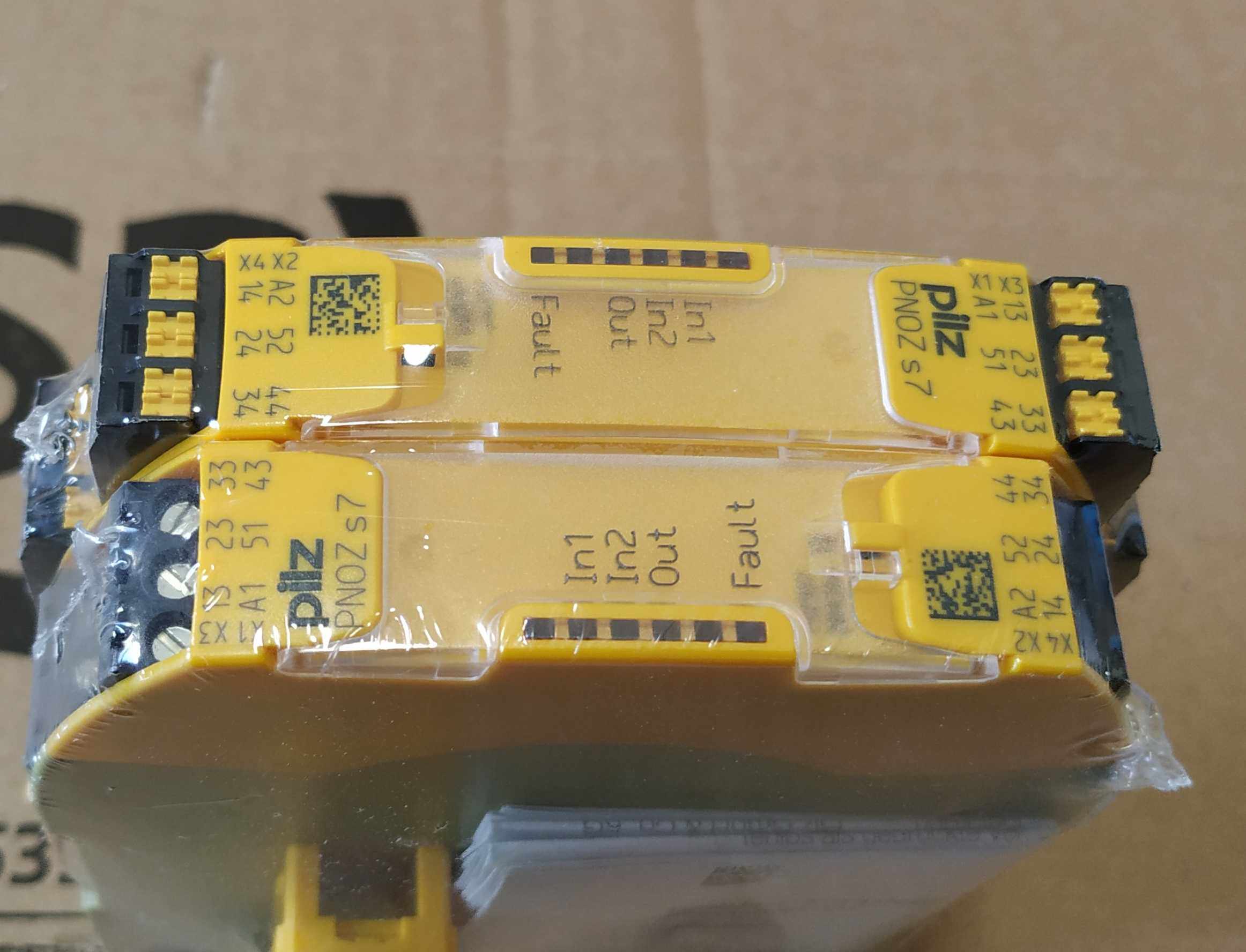 pnoz s7序列号750107/751107全新正品pilz皮尔兹安全继电器保真