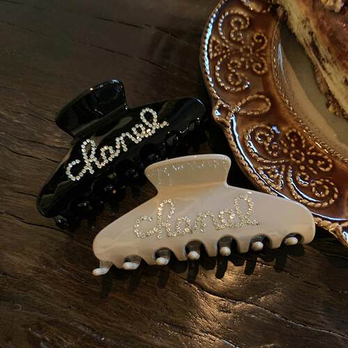 小香风轻奢水钻字母中号抓夹女发量少 精致盘发鲨鱼夹法式新款