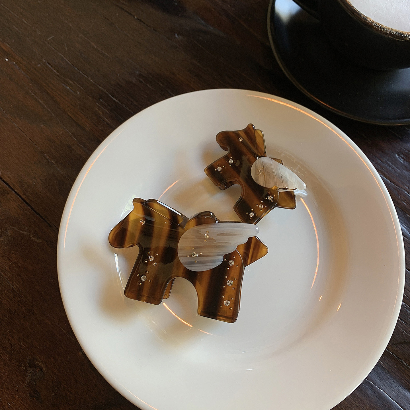 琥珀马年头饰 独特漂亮抓夹女高级感2026新款氛围感本命年鲨鱼夹