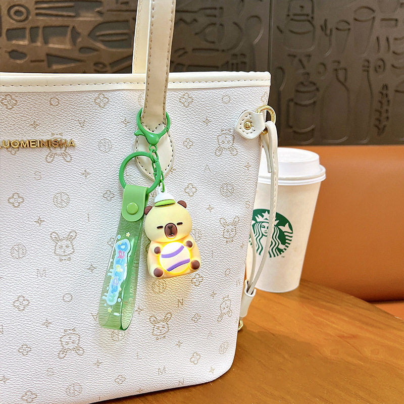 创意带灯网球卡皮巴拉精致立体公仔学生书包挂件水豚钥匙链,服饰配件/皮带/帽子/围巾,包挂件,淘宝优惠券,粉丝福利购,淘宝优惠卷