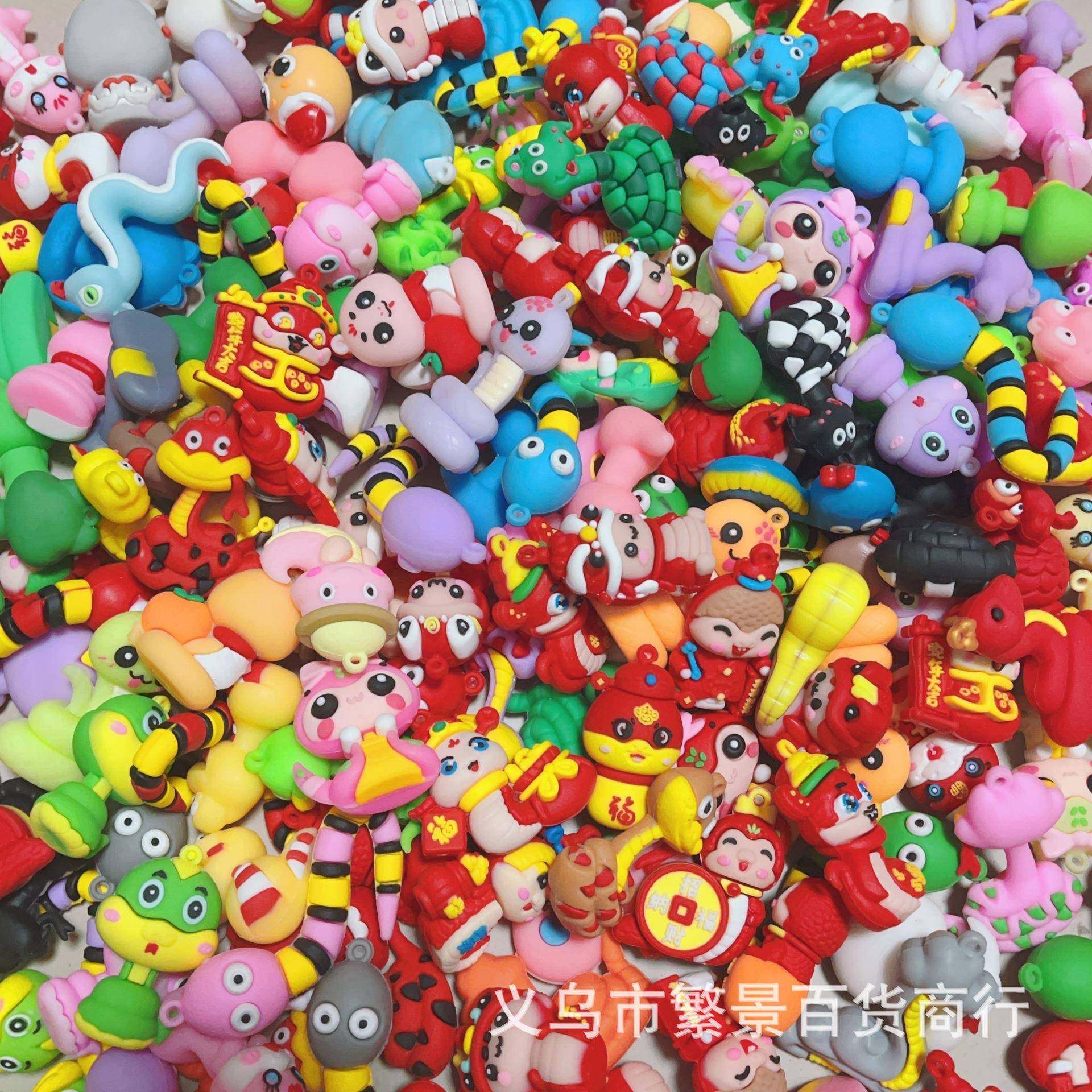 摆摊卡通可爱公仔钥匙扣蛇年新款混款混发礼物地推学生小礼品