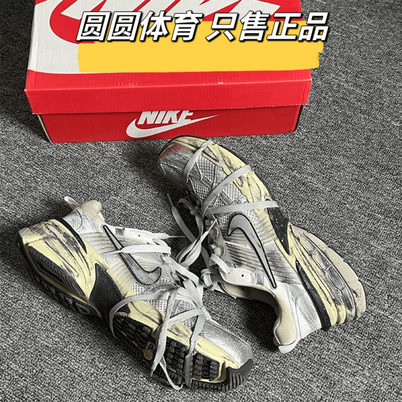 球鞋定制 NikeV2K Run Runtekk废墟复古做旧脏脏老爹鞋灰白跑步鞋-封面